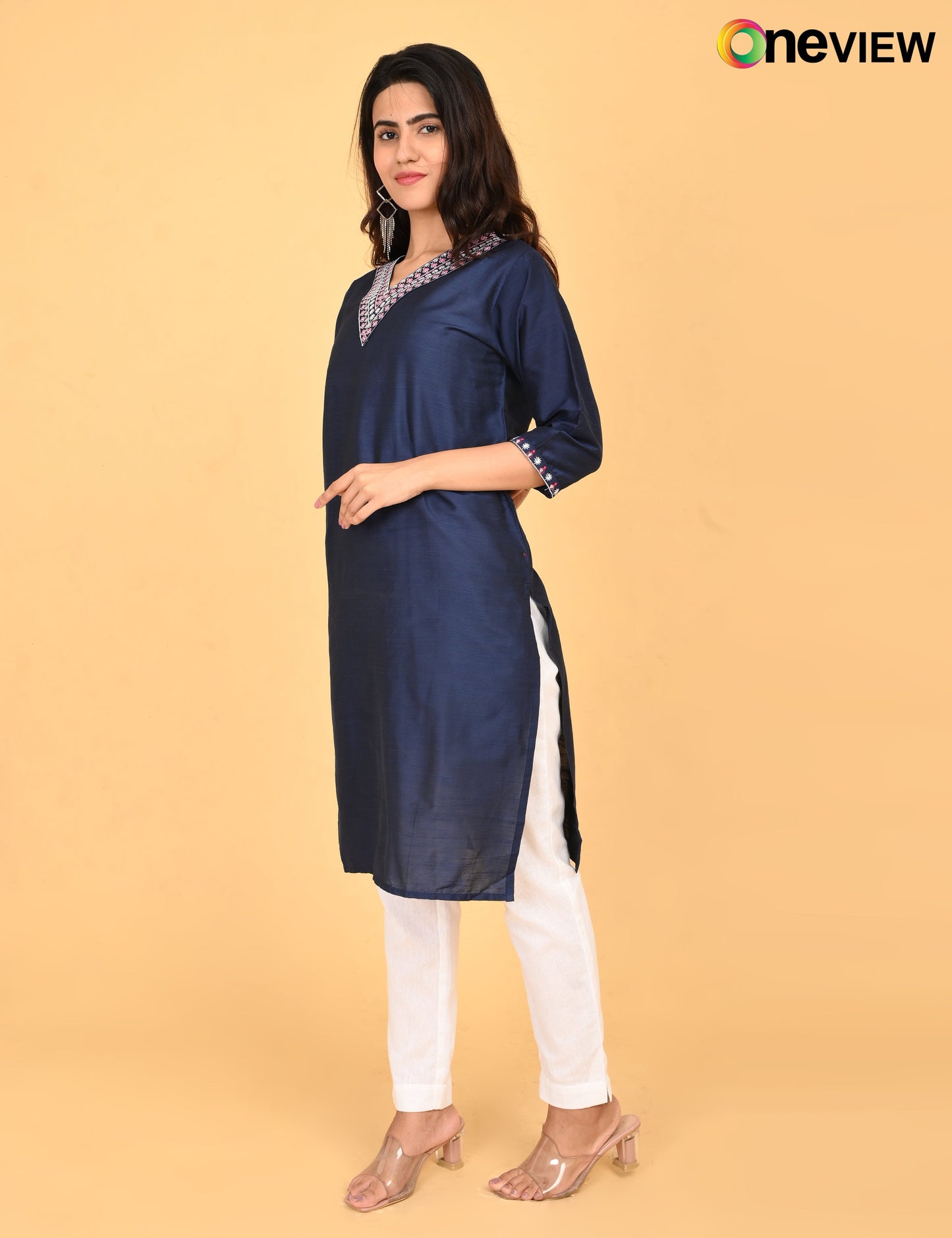 ONVIEW | 1086 | V NECK EMBROIDERY.