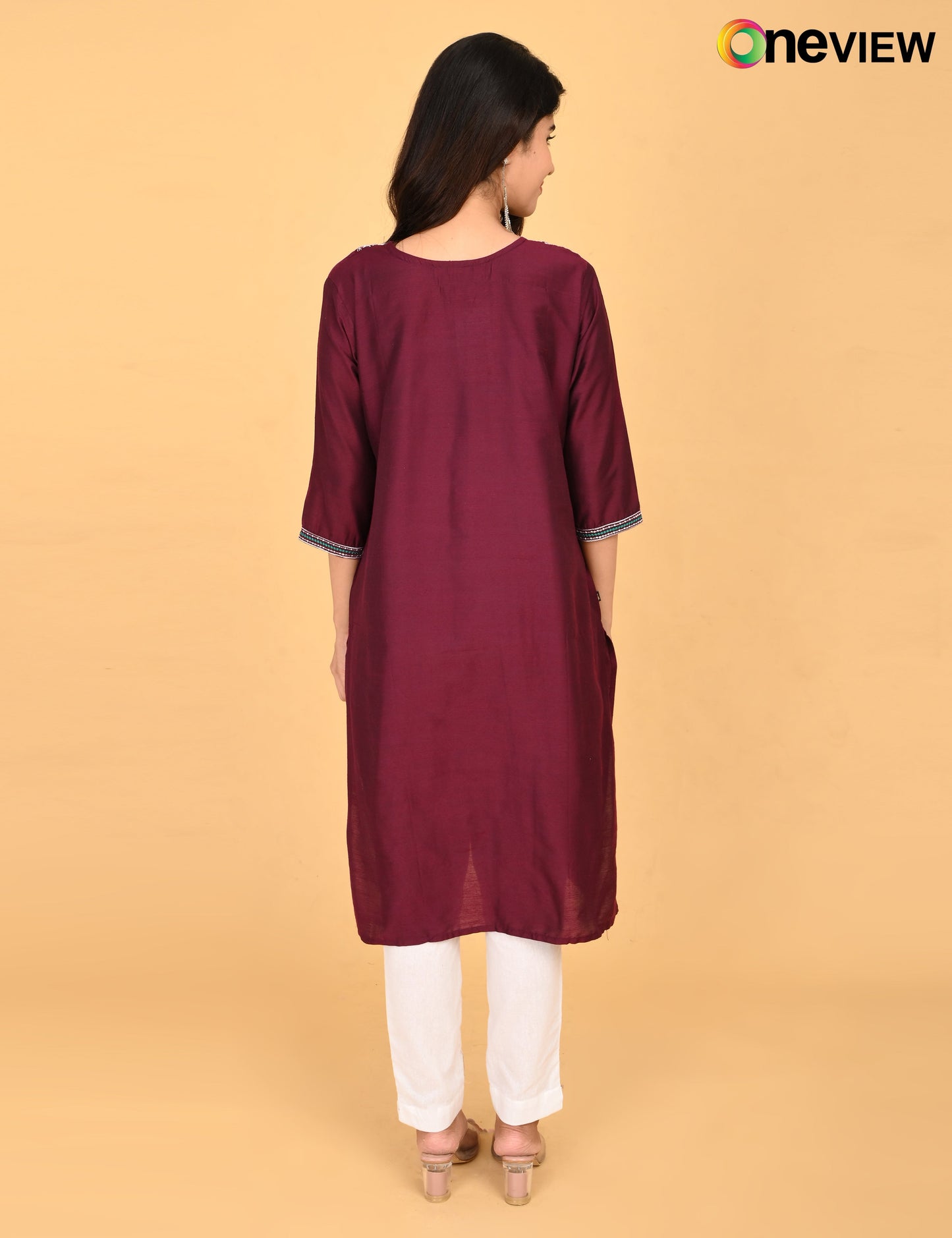 ONVIEW | 1090 | V NECK EMBROIDERY.