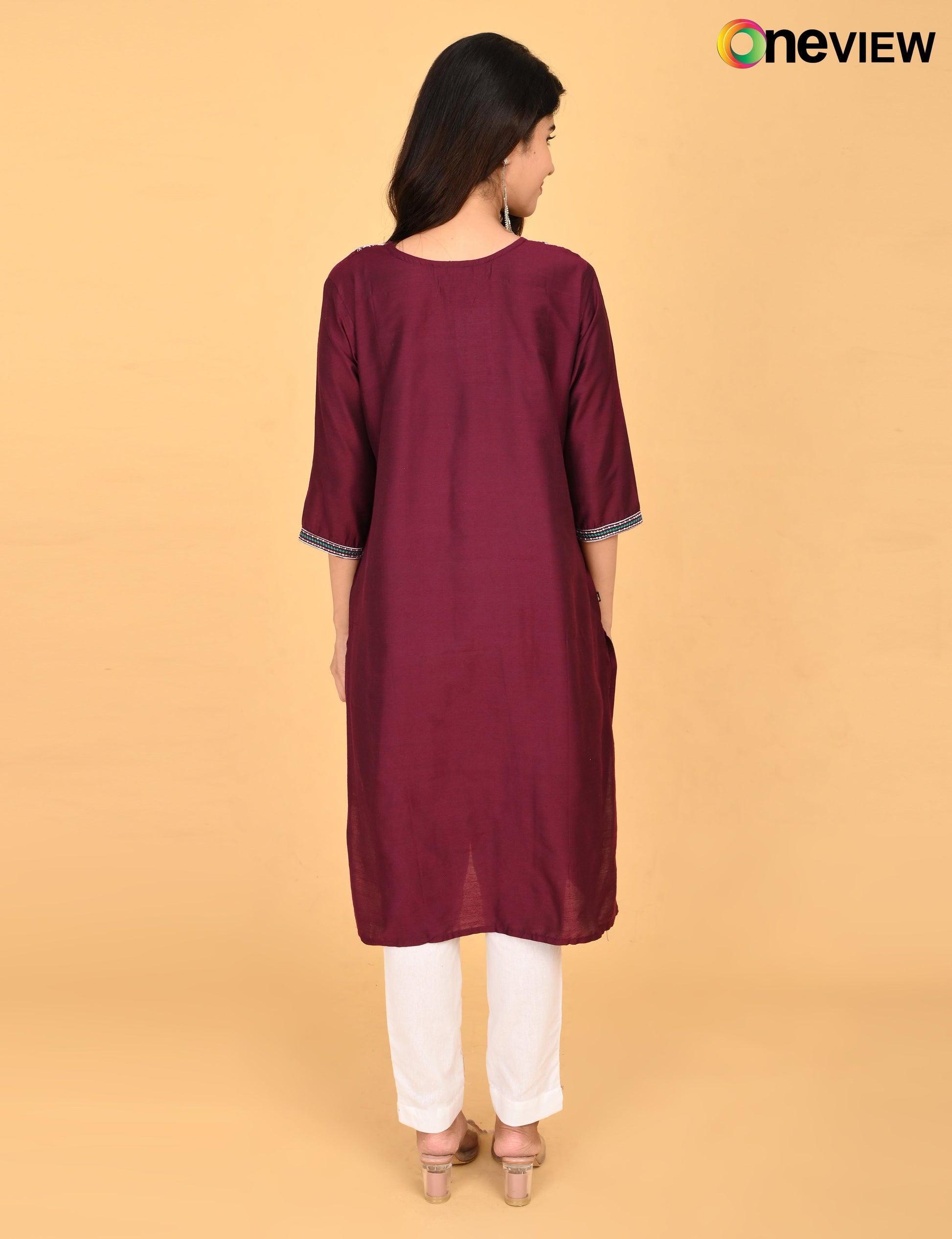 ONVIEW | 1090 | V NECK EMBROIDERY.