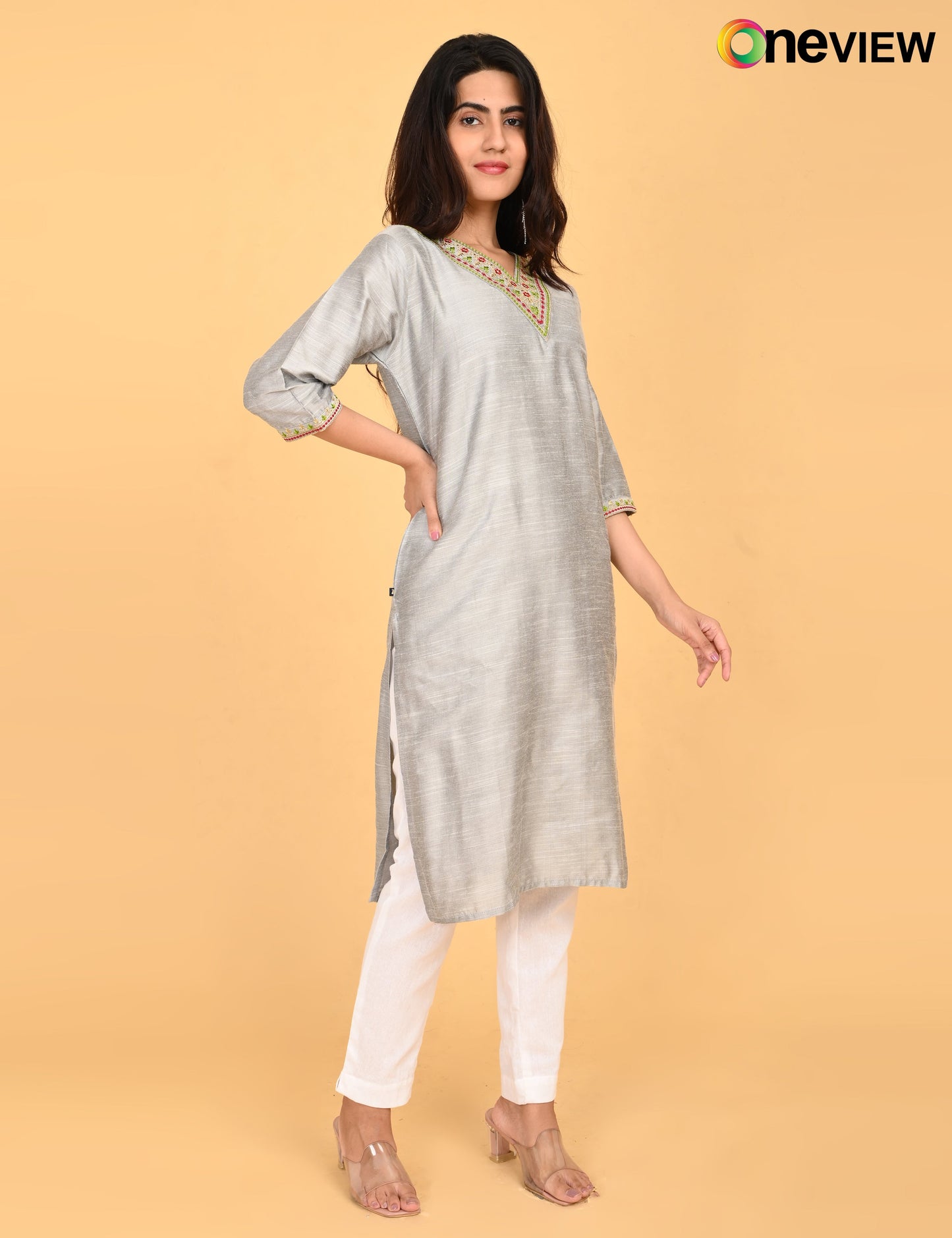 ONVIEW | 1123 | V NECK EMBROIDERY.